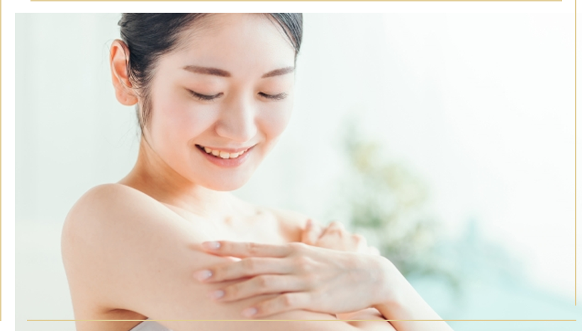 スキンケアをする女性