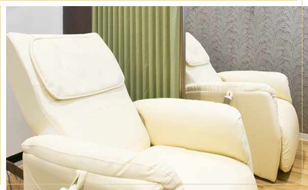 診療中の医者と患者