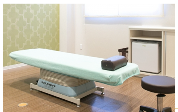 診療中の医者と患者