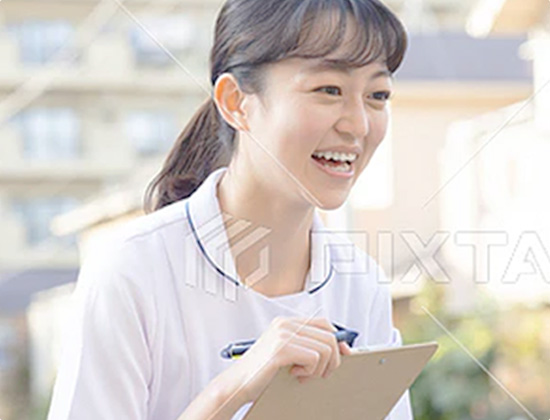 カルテを持ち笑顔の女性看護師